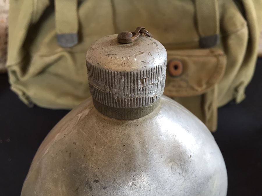 1942 U.S. Military WW II Backpack With Canteen, Mess Kit And Flatware [Photo 25]