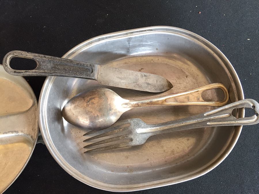 1942 U.S. Military WW II Backpack With Canteen, Mess Kit And Flatware [Photo 22]