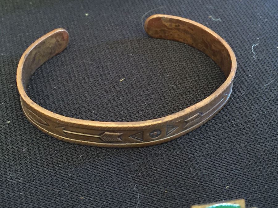 Men's Keepsake Lot Includes Various Metals, Ribbons, Beer Patches And Belt Buckles, Zippo Lighter, Bracelets And More [Photo 15]