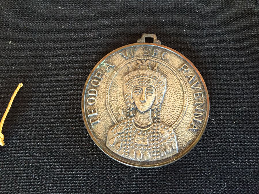 Large Jewelry And Box Lot Includes Various Necklaces, Brooches And Boxes [Photo 7]