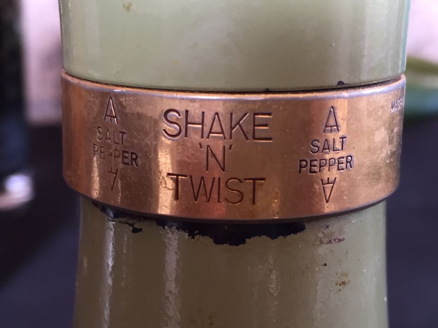 Mid-Century Lot Featuring Pair Of Arabia Finland Kaarina Aho B&W Salt & Pepper Shakers [Photo 12]