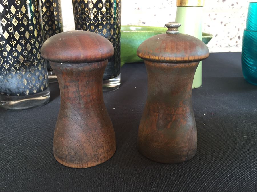 Mid-Century Lot Featuring Pair Of Arabia Finland Kaarina Aho B&W Salt & Pepper Shakers [Photo 7]