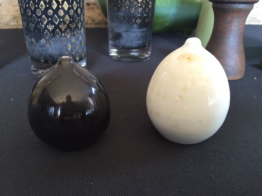 Mid-Century Lot Featuring Pair Of Arabia Finland Kaarina Aho B&W Salt & Pepper Shakers [Photo 5]