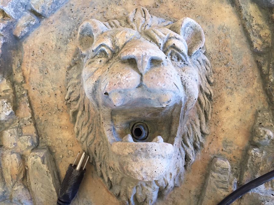 Cement Lion Head Fountain [Photo 2]