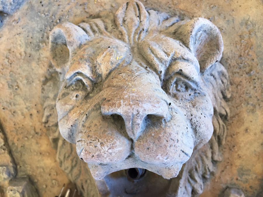 Cement Lion Head Fountain [Photo 3]