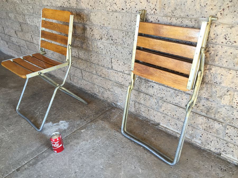 2 Vintage Folding Metal And Wood Chairs   15670 Vmzs 