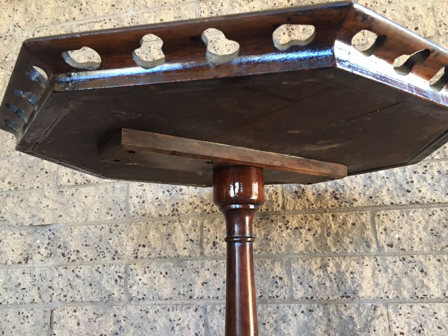 Vintage 3 Leg Table [Photo 7]