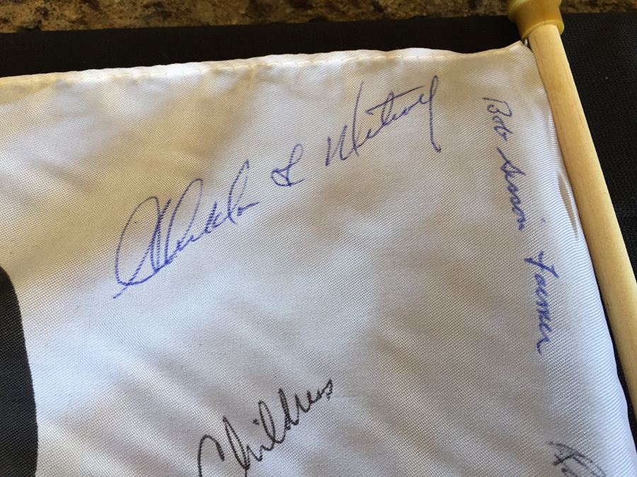 1st Cavalry Division Vietnam Flag Signed By Comrades During Reunion With Poster And Newspaper Article [Photo 14]