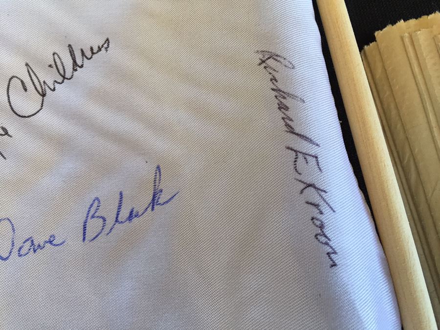 1st Cavalry Division Vietnam Flag Signed By Comrades During Reunion With Poster And Newspaper Article [Photo 13]