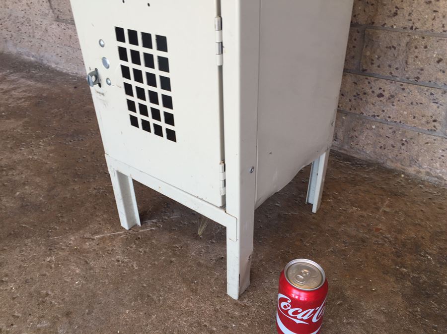 Vintage Vertical Metal Lockers 6 Lockers Individually Lockable [Photo 9]