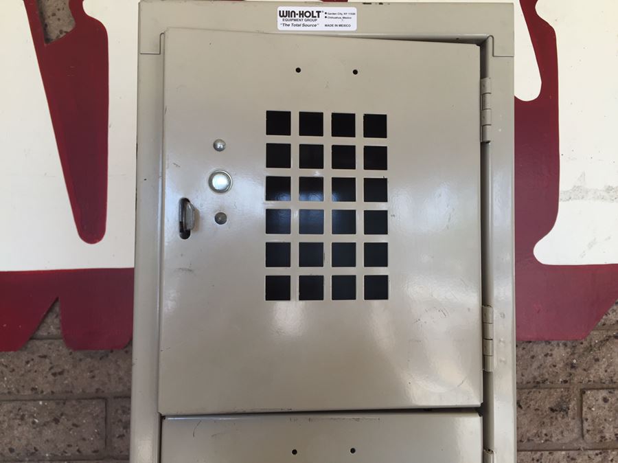 Vintage Vertical Metal Lockers 6 Lockers Individually Lockable [Photo 8]