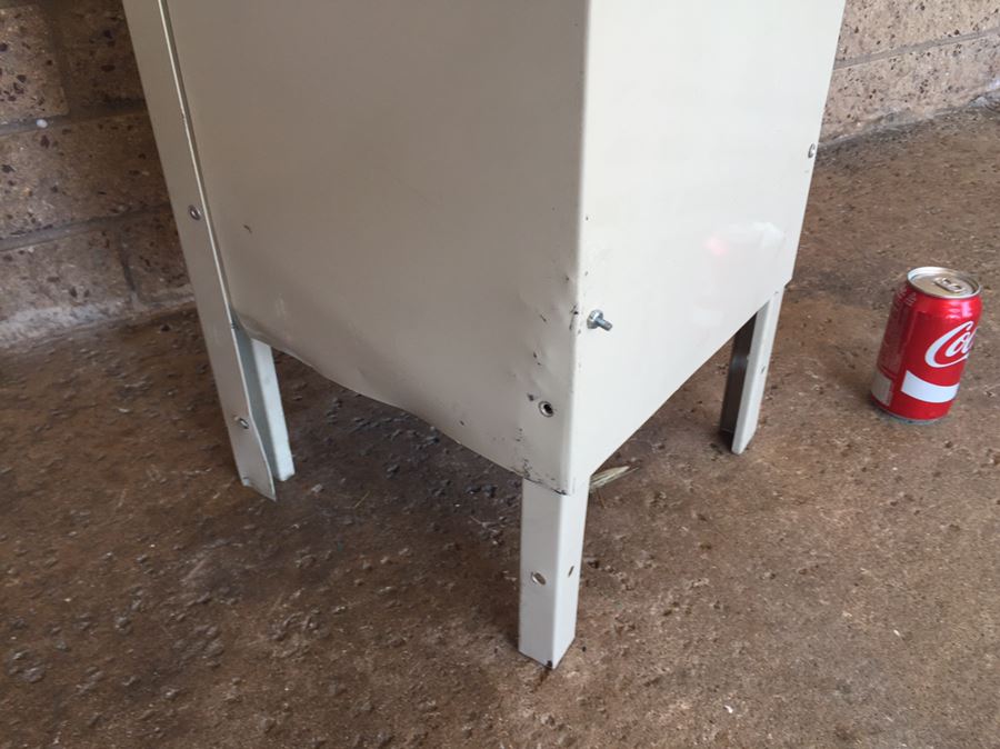 Vintage Vertical Metal Lockers 6 Lockers Individually Lockable [Photo 10]