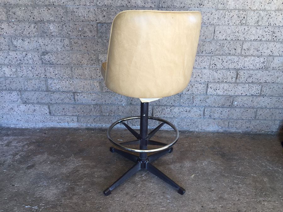 Vintage Swiveling Bar Stool [Photo 4]