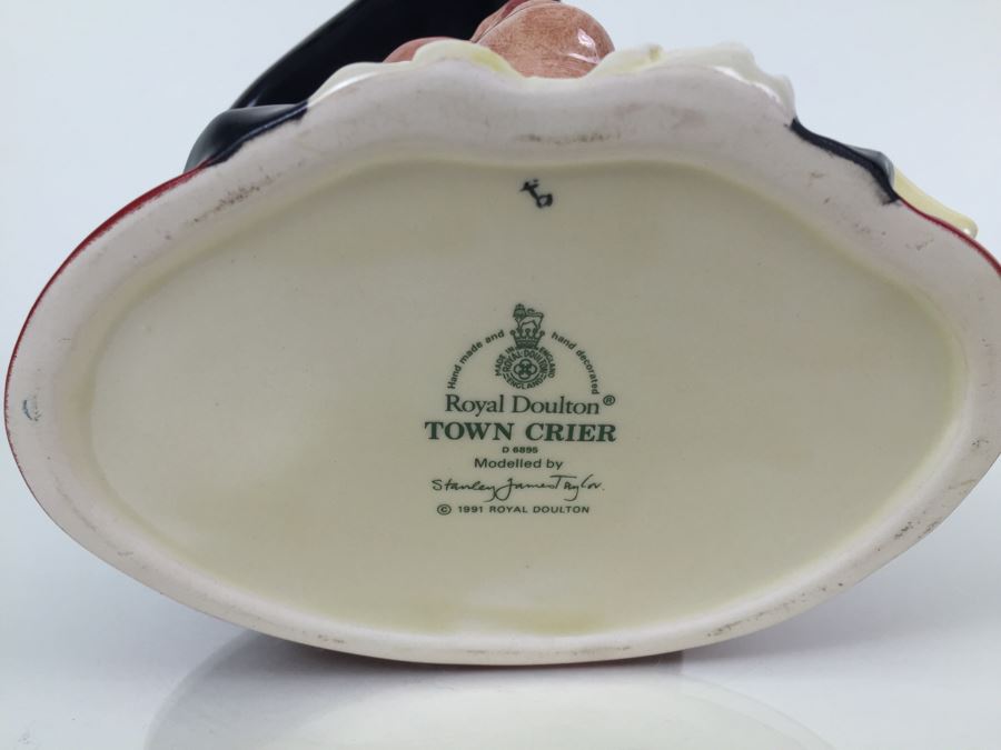 Royal Doulton Large 'Town Crier' D6895 Character Pitcher 1991 [Photo 3]