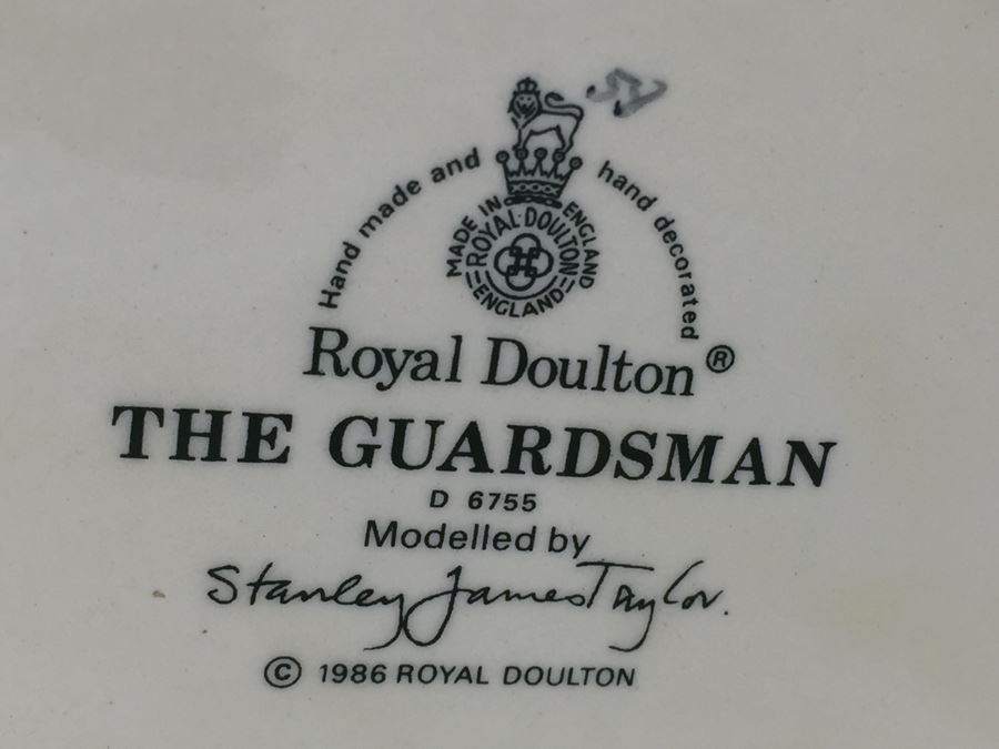 Royal Doulton Large 'The Guardsman' D6755 Character Pitcher 1986 [Photo 10]