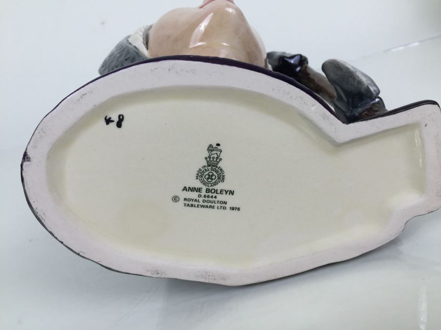 Royal Doulton Large 'Anne Boleyn' D6644 Character Pitcher 1975 [Photo 3]