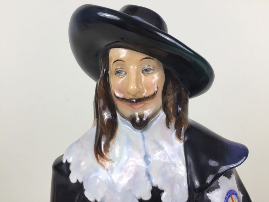 Royal Doulton Large 'King Charles' DM2250 Character Figure [Photo 5]