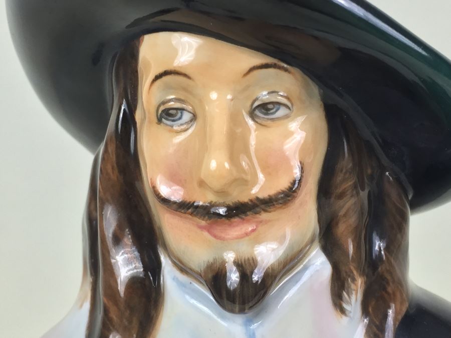 Royal Doulton Large 'King Charles' DM2250 Character Figure [Photo 2]