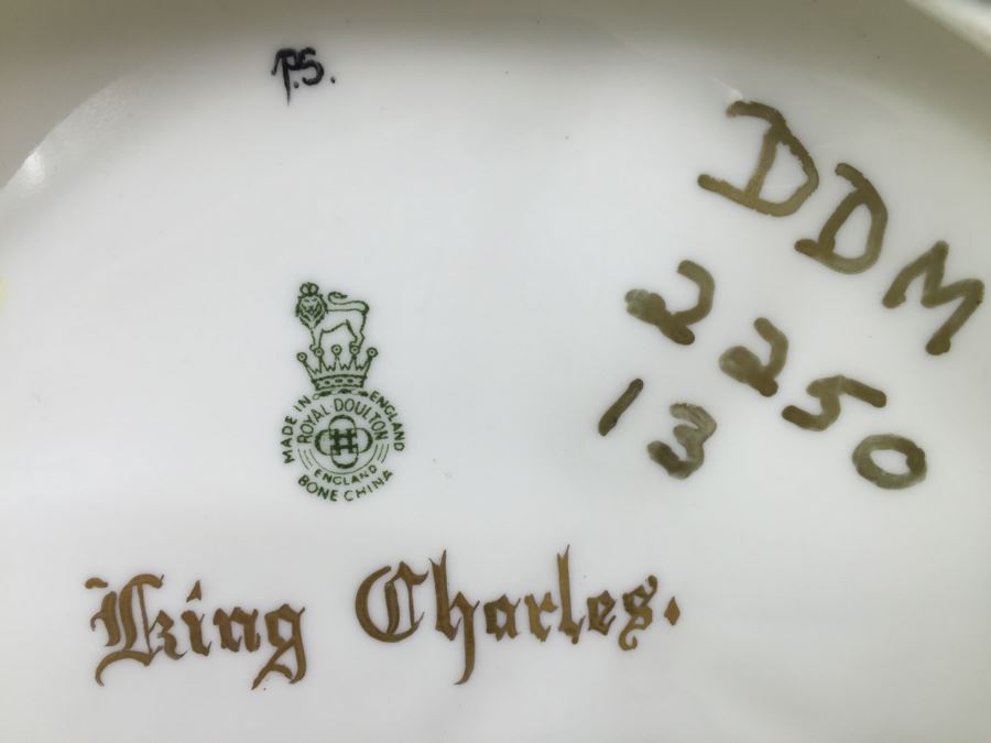 Royal Doulton Large 'King Charles' DM2250 Character Figure [Photo 25]