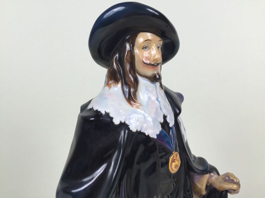 Royal Doulton Large 'King Charles' DM2250 Character Figure [Photo 21]
