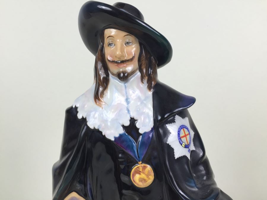 Royal Doulton Large 'King Charles' DM2250 Character Figure [Photo 6]