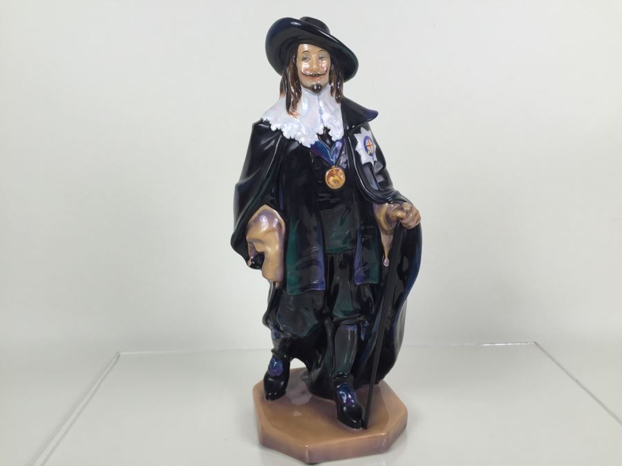 Royal Doulton Large 'King Charles' DM2250 Character Figure [Photo 24]