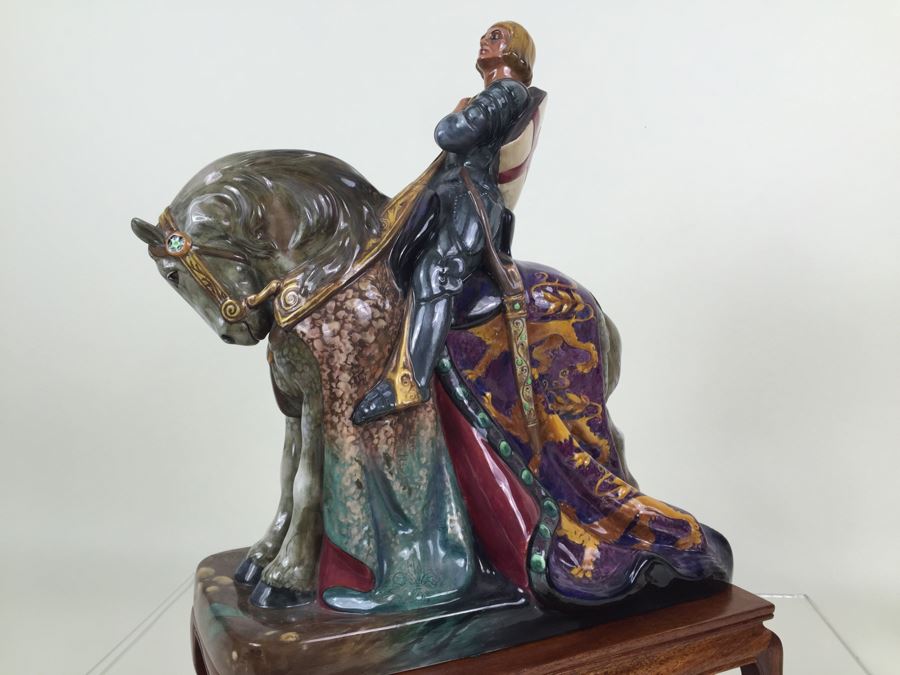 Royal Doulton Large 'St. George' HN2067 Character Figure With Wooden Base Stand [Photo 19]