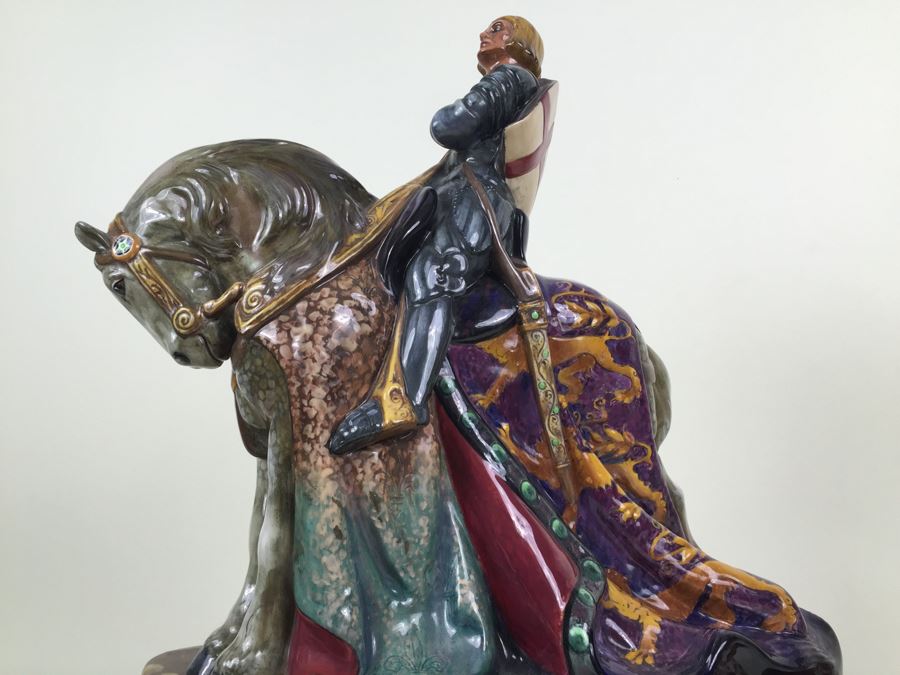 Royal Doulton Large 'St. George' HN2067 Character Figure With Wooden Base Stand [Photo 20]