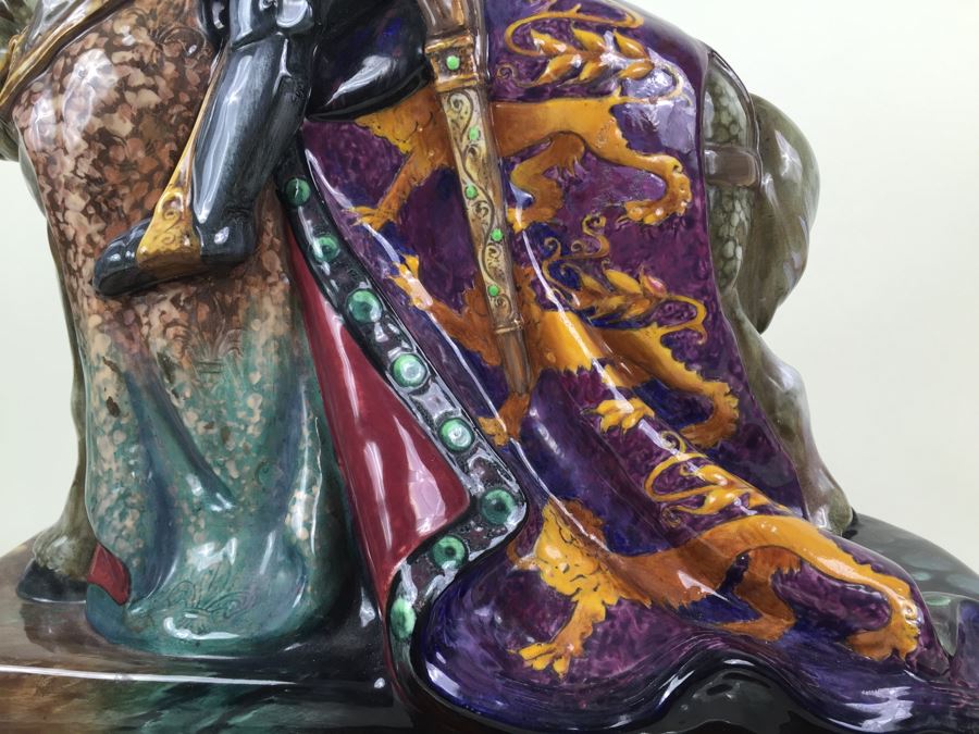 Royal Doulton Large 'St. George' HN2067 Character Figure With Wooden Base Stand [Photo 24]