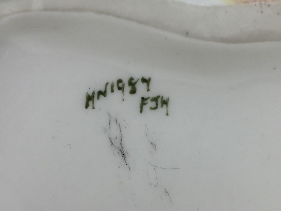 Royal Doulton Figurine 'Paisley Shawl' HN1987 [Photo 21]