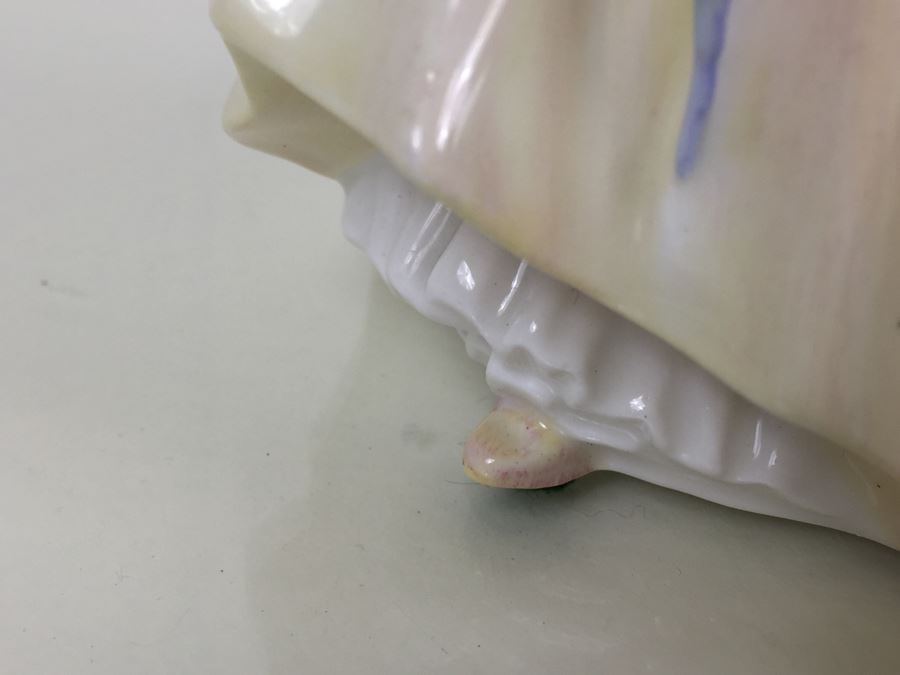 Royal Doulton Figurine 'Paisley Shawl' HN1987 [Photo 8]