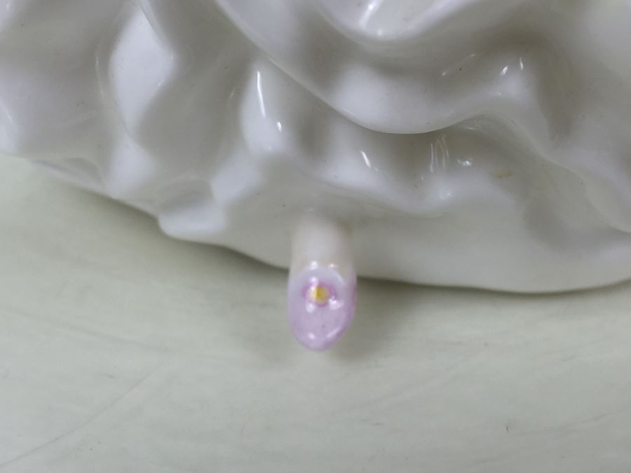 Royal Doulton Large 'Ninette' HN2379 Figurine 1970 [Photo 14]