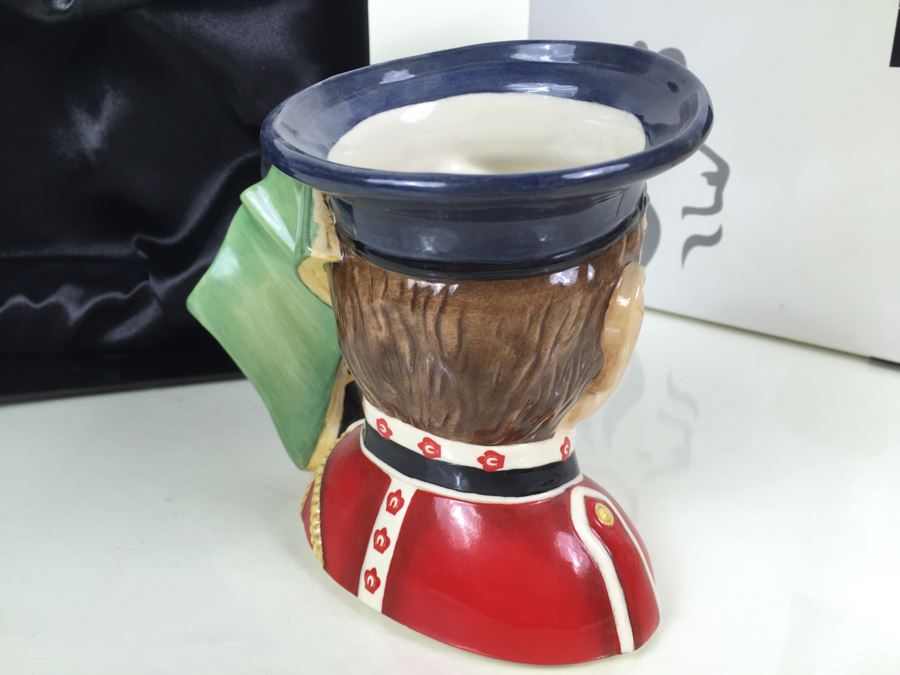 Royal Doulton Large 'North Staffordshire Fife Player' D7217 Character Jug With Box 2006 Exclusively For The Royal Doulton International Collectors Club [Photo 9]