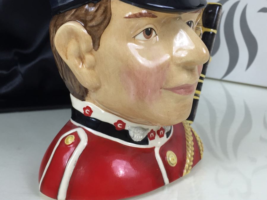 Royal Doulton Large 'North Staffordshire Fife Player' D7217 Character Jug With Box 2006 Exclusively For The Royal Doulton International Collectors Club [Photo 11]