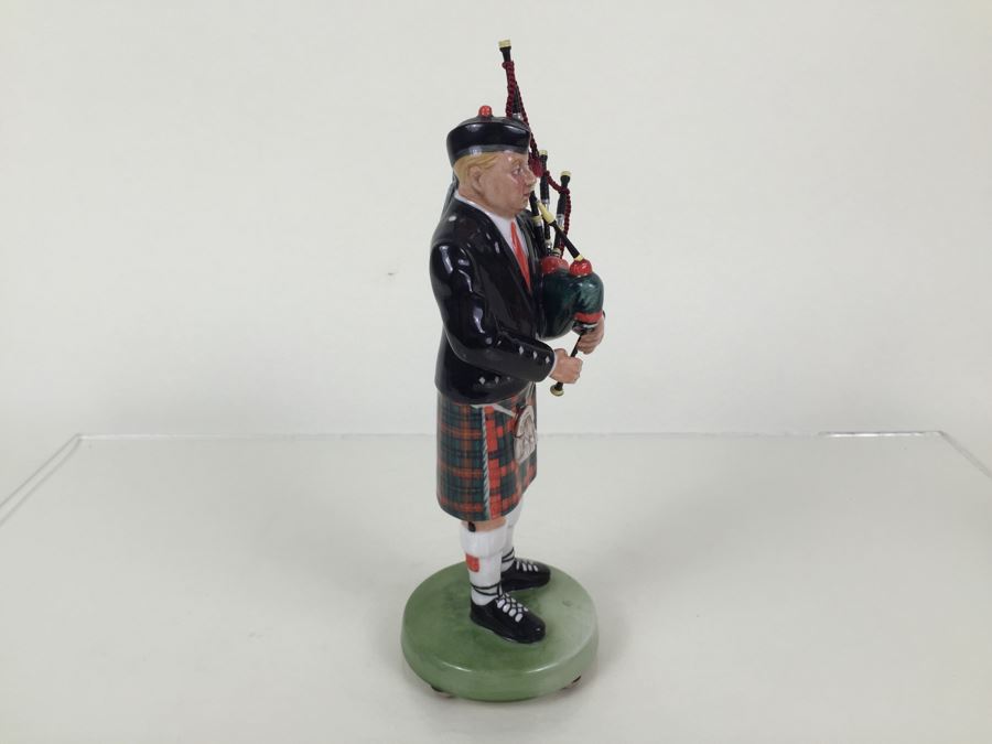 Royal Doulton Figure 'The Piper' HN3444 1993 First Year Of Issue [Photo 11]