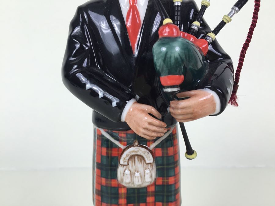Royal Doulton Figure 'The Piper' HN3444 1993 First Year Of Issue [Photo 6]