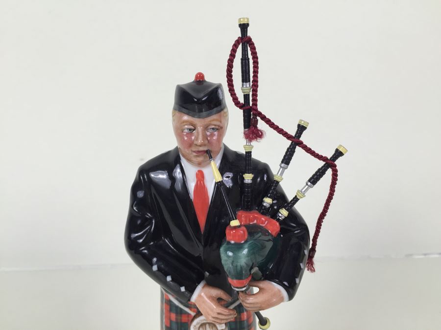 Royal Doulton Figure 'The Piper' HN3444 1993 First Year Of Issue [Photo 5]