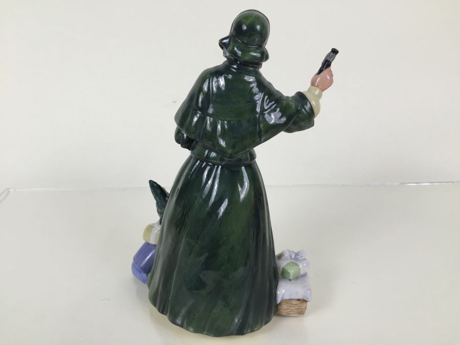Royal Doulton Figure 'Christmas Parcels' HN2851 1977 [Photo 8]