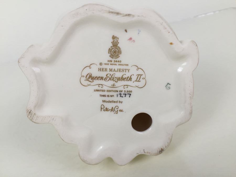 Royal Doulton Figure 'Her Majesty Queen Elizabeth II' HN3440 1992 Limited Edition 1,277 Of 3,500 [Photo 3]