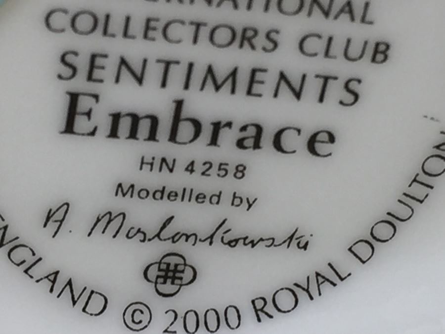 Royal Doulton Figure Sentiments 'Embrace' HN4258 2000 [Photo 10]