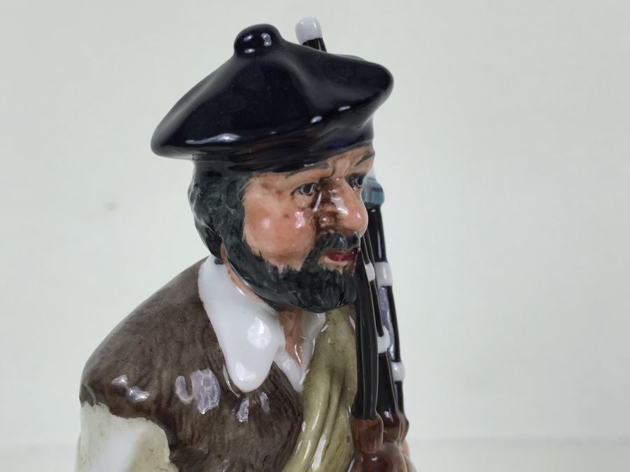 Royal Doulton Figure 'The Piper' HN2907 1979 [Photo 11]