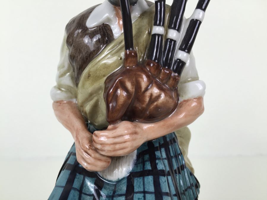 Royal Doulton Figure 'The Piper' HN2907 1979 [Photo 5]