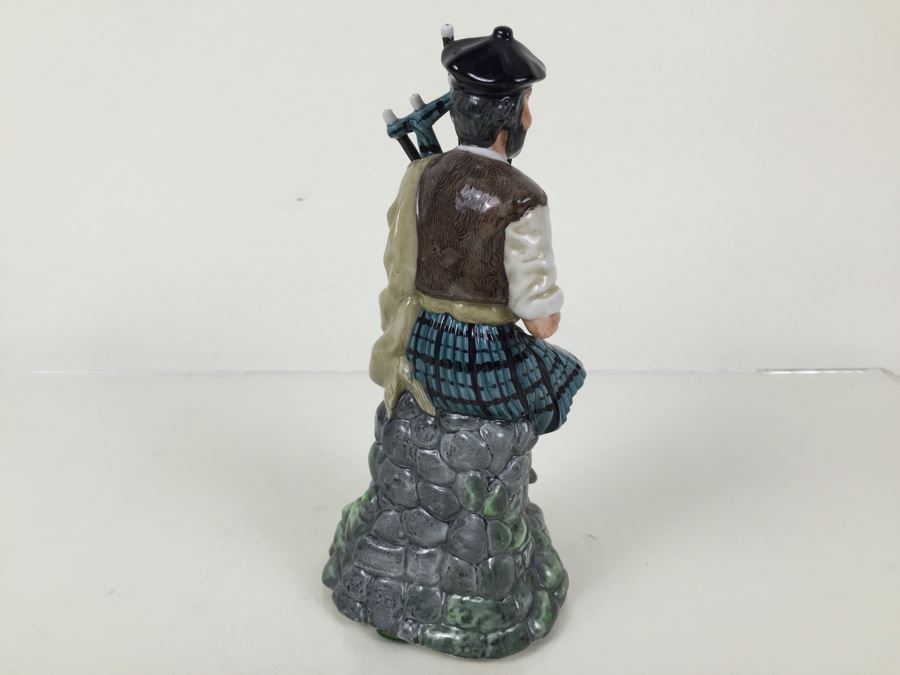 Royal Doulton Figure 'The Piper' HN2907 1979 [Photo 9]