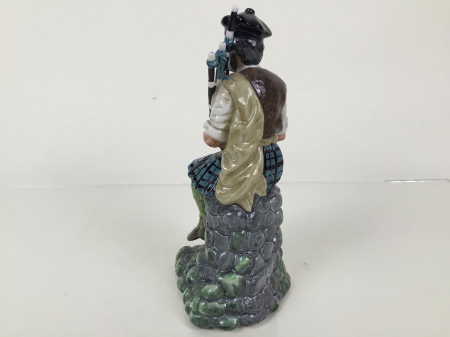 Royal Doulton Figure 'The Piper' HN2907 1979 [Photo 8]