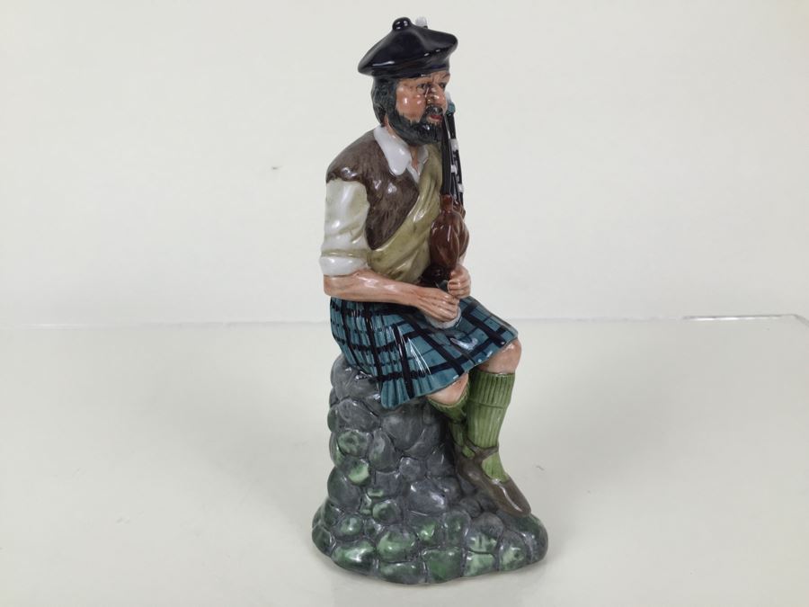 Royal Doulton Figure 'The Piper' HN2907 1979 [Photo 10]