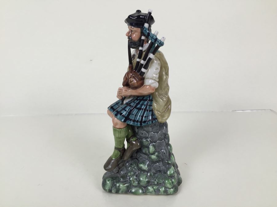 Royal Doulton Figure 'The Piper' HN2907 1979 [Photo 7]