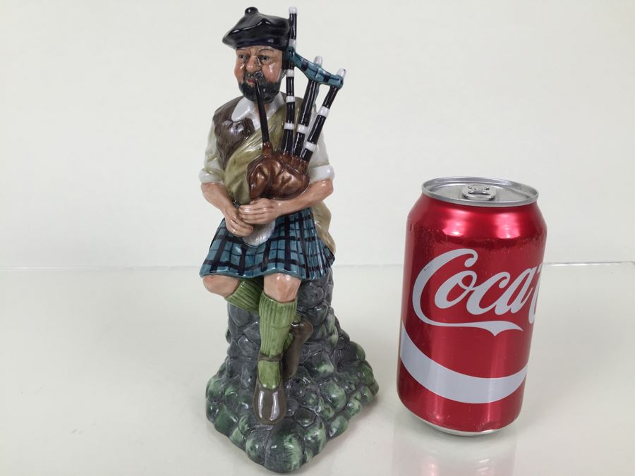 Royal Doulton Figure 'The Piper' HN2907 1979 [Photo 4]