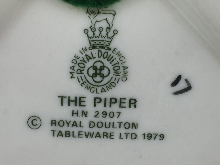 Royal Doulton Figure 'The Piper' HN2907 1979 [Photo 13]