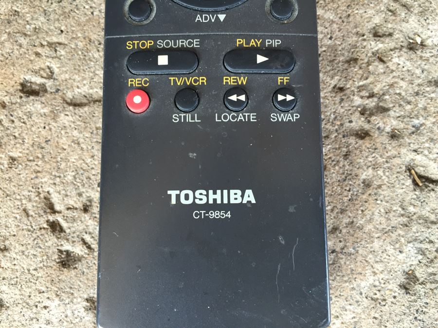 LARGE Toshiba 65HT2U Widescreen 65' class 1080p 120Hz LCD TV Estimate $1,700 [Photo 13]