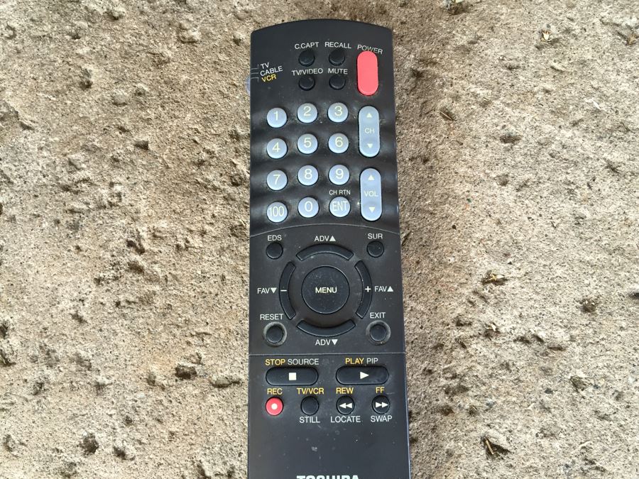 LARGE Toshiba 65HT2U Widescreen 65' class 1080p 120Hz LCD TV Estimate $1,700 [Photo 14]